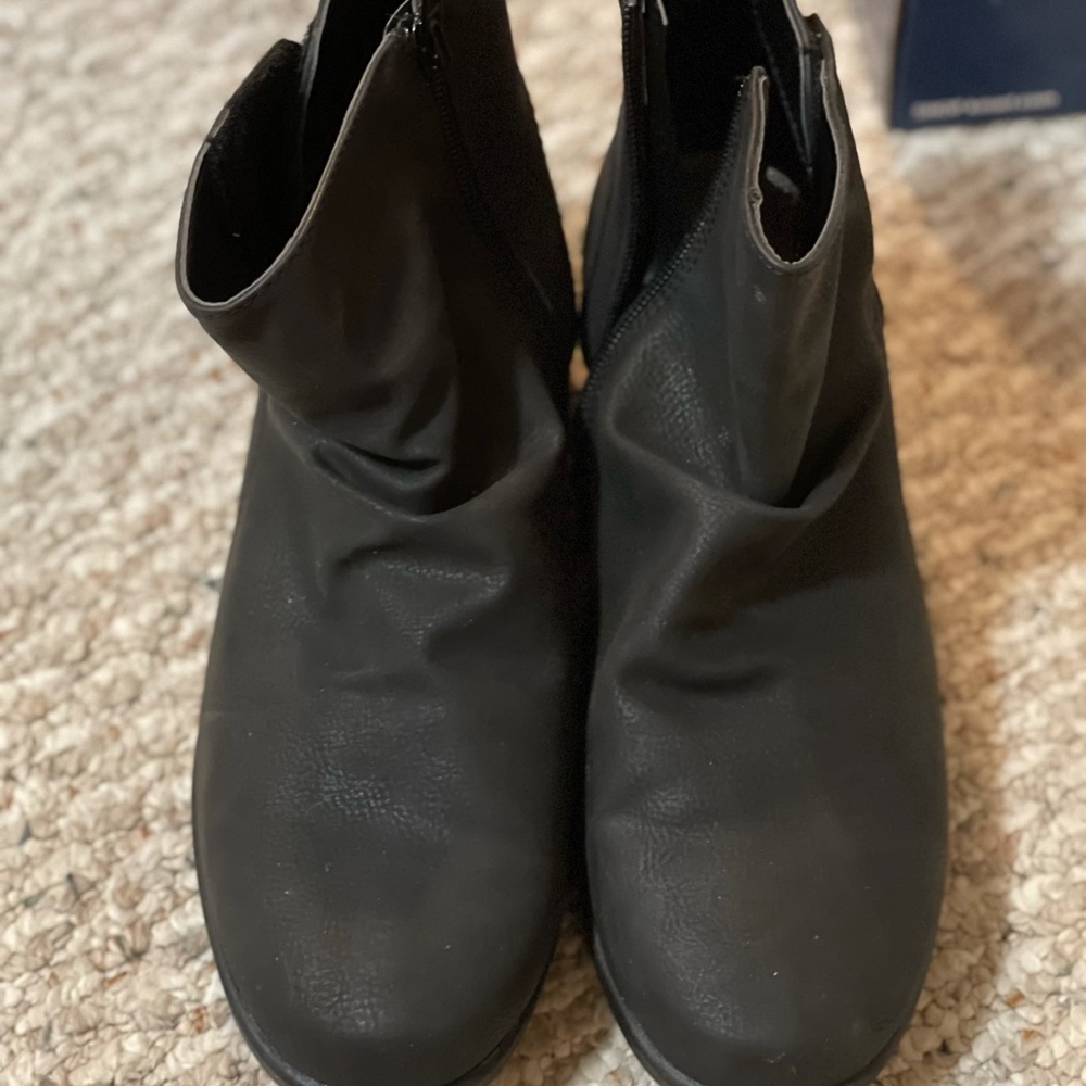 Black boots size 8